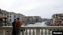 În aceste zile, rareori mai trec oameni pe podul Rialto, din Veneția