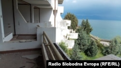 Руинираниот хотел Европа во Отешево на Преспанското Езеро.