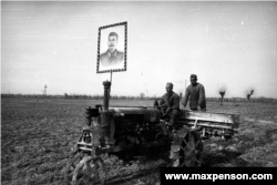 Плакат с лика на съветския диктатор Йосиф Сталин върху един от първите трактори, заснети сред полетата на Узбекистан.