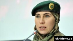 Amina Akujeva egy kijevi sajtótájékoztatón 2015. november 25-én