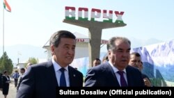 Сооронбай Жээнбеков и Эмомали Рахмон у въезда в анклав Ворух. 26 июля 2019 года.