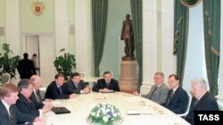 Președintele Rusiei, Boris Elțîn (dreapta).â, și oameni de afaceri ruși ai anilor ‘90. Kremlin, iunie 1998