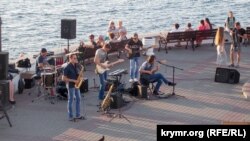 Уличные музыканты в Крыму, архивное фото