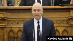 Kozma Ákos, az alapvető jogok biztosa beszámol a parlamentben 2020. november 4-én