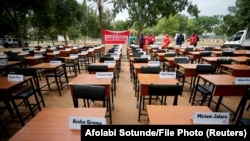 Imena devojčica koje je 2014. oteo Boko Haram, postavljena na petu godišnjicu njihovog nestanka, Abudža, Nigerija, 14. aprila 2019.