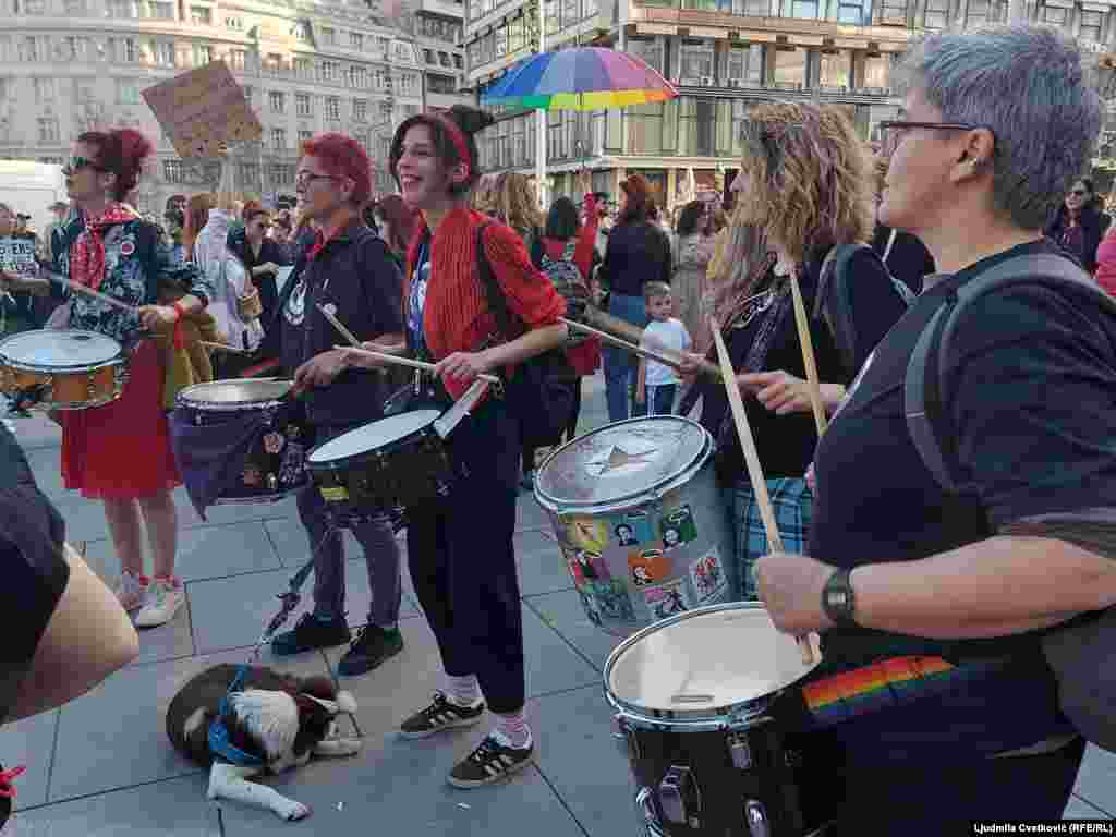 Organizatorke su pozvale da se obuku crveni detalji odeće, boje koja &quot;simbolizuje krv, radništvo, antifašizam i borbu za ravnopravnost.&quot;