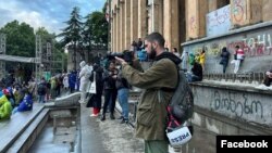 ფოტო გადაღებულია 2024 წლის მაისის საპროტესტო აქციებისას - 14 მაისს ინდიგოს ჟურნალისტ საბა სორდიას პოლიციამ კამერა წაართვა. შემთხვევა რუსთაველის გამზირზე მაშინ მოხდა, როდესაც ის პროფესიულ მოვალეობას ასრულებდა
