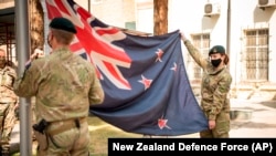 Спуштање на знамето на Нов Зеланд во Штабот на мисијата во Кабул, Авганистан, март 2021 година