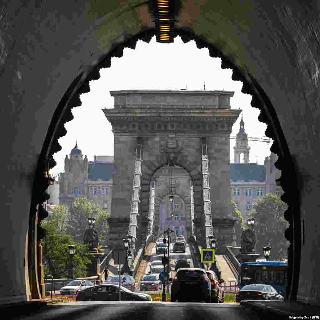 Autók közlekednek a Lánchídon, előtérben a budai Váralagút 2020. június 27-én.