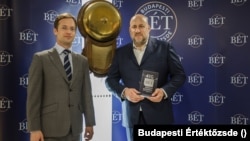 Jászai Gellért (jobbra) a Budapesti Értéktőzsdén