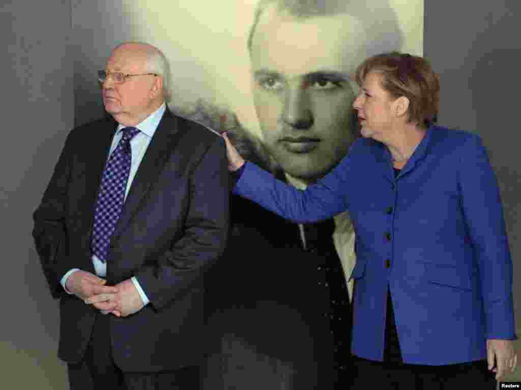 Gorbačov s&nbsp;njemačkom kancelarkom Angelom Merkel na izložbi tokom koje je obilježen njegov 80. rođendan, Kennedy Muzej u Berlinu, 24. februar 2011.