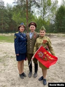 ილია სოროკინი კოლეგებთან ერთად საბჭოთა არმიის ფორმაში