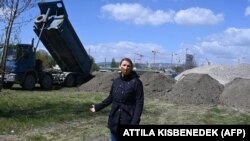 Baranyi Krisztina helyi kerületi polgármester azon a helyen áll, ahol egy kínai csúcsegyetem, a Fudan kampuszának építését tervezik, Budapest 9. kerületében, 2021. április 23-án