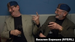 Обвиненият като поръчител на убийството на Луканов Ангел Василев (вляво) и бившият ръководител на пресцентъра на кабинета "Виденов" Красимир Райдовски през 2005 г.