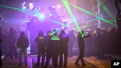 პოლიციელები ნიღბებით დემონსტრაციაზე. 7 დეკემბრის ფოტო