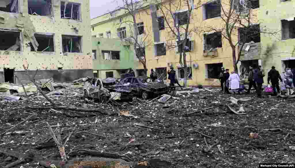 Kjo fotografi, e nxjerrë nga një video e publikuar nga Këshilli i Qytetit të Mariupolit, shfaq pasojat e sulmit rus ndaj spitalit të lindjes, më 9 mars.