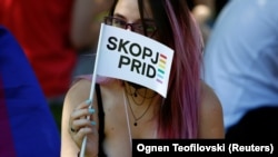 Foto e realizuar gjatë një Parade të Krenarisë në Shkup. 