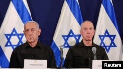 Kryeministri i Izraelit, Benjamin Netanyahu (majtas) dhe ministri i atëhershëm izraelit i Mbrojtjes, Yoav Gallant, gjatë një konference për media në tetor 2023, në Tel Aviv.