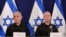 Kryeministri i Izraelit, Benjamin Netanyahu (majtas) dhe ministri i atëhershëm izraelit i Mbrojtjes, Yoav Gallant, gjatë një konference për media në tetor 2023, në Tel Aviv.