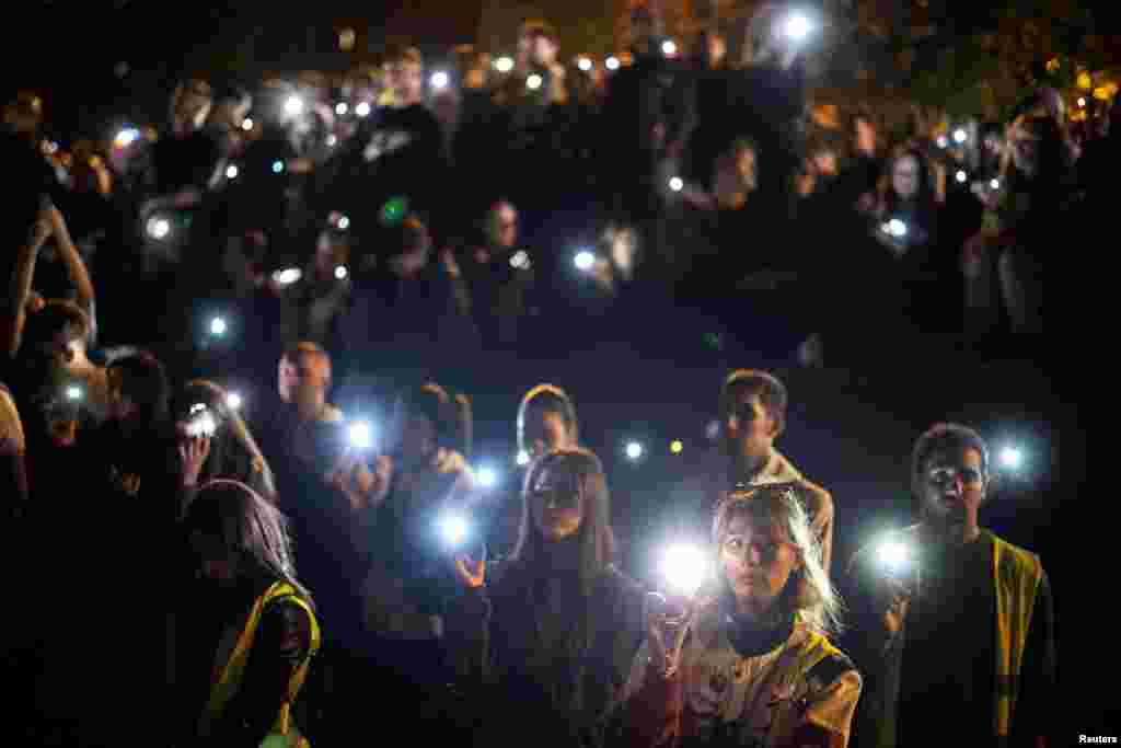 Люди в сербском городе Нови-Сад хранят 16 минут молчания у железнодорожного вокзала, где год назад погибли 16 человек. Это событие вызвало протесты в стране. Нови-Сад, Сербия, 1 ноября 2025 года. REUTERS/Marko Djurica