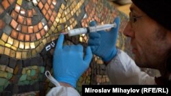 Отделните парченца, наречени тесери, се проверяват едно по едно. Отбелязват се и след това се подлепят, за да останат на мястото си.