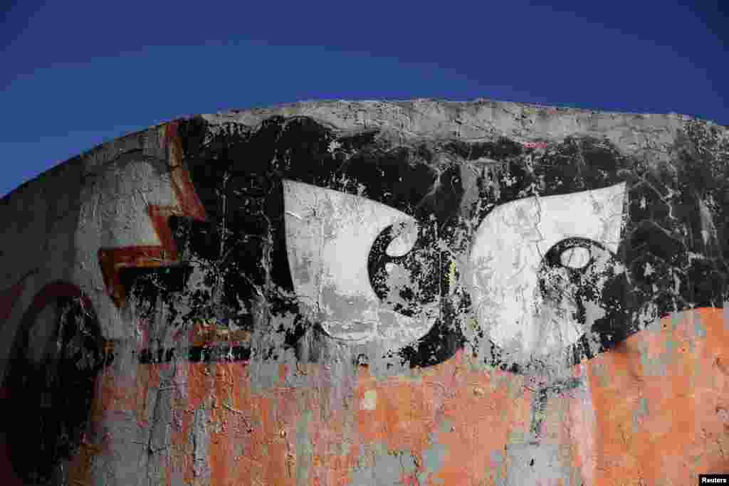 Vučko, zvanična maskota XIV zimskih olimpijskih igara u Sarajevu 1984. snimljen na dvorani Zetra u Sarajevu, 27. oktobar 2013. 