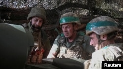 Украински војници испукуваат самоодна хаубица кон руските трупи во близина на фронтовскиот град Покровск, 2 ноември 2025 година