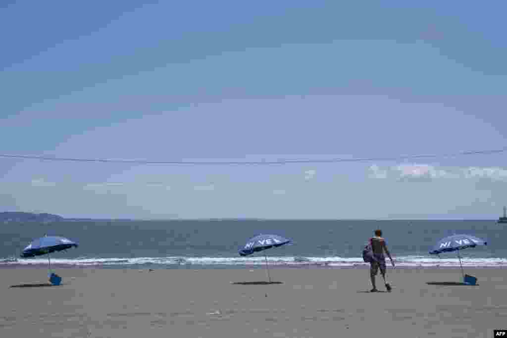 Muškarac na pustoj plaži nakon izdavanja upozorenja na cunami u Fudžisavi, prefektura Kanagava, Japan, 30. jula 2025.