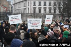 Protest u Sarajevu protiv blage kaznene politike za porodično nasilje i femicid, 16. februara 2025. godine.