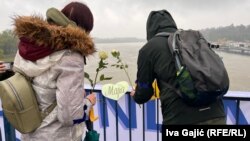 Tokom blokade mosta 26. marta 2025. godine demonstranti odaju počast žrtvama masovnih ubistava u Srbiji u maju 2023.