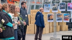 Bele ruže u Madridu za stradale na novosadskoj stanici