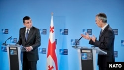 Premierul Georgiei, Ghiorghi Gaharia, și secretarul general al NATO Jens Stoltenberg