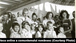 Nicolae Ceauşescu și Elena Ceauşescu la Târgul de mostre şi bunuri de consum de la Complexul Expoziţional din Piaţa Scânteii.(20.VIII.1977) Sursa: Fototeca online a comunismului românesc; cota:152/1977