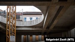 A budapesti Szent Angéla Ferences Általános Iskola és Gimnázium a bokrétaünnepségük napján, felújítás közben, 2021. május 25-én