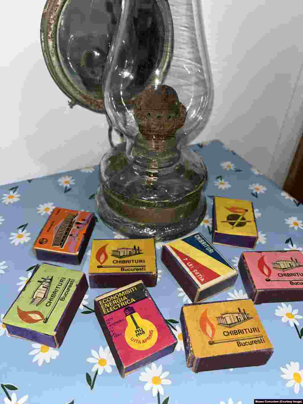 Muzeul Comunismului din București. Lampa cu gaz din imagine era folosită înclusiv de copiii care își făceau temele. Zilnic, în marile orașe, electricitatea era oprită timp de cel puțin două ore, în principal seara.&nbsp;