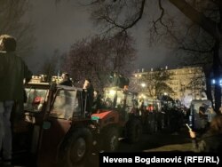 Traktorët në kampin e "studentëve që duan të mësojnë" para Presidencës serbe.