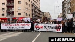 „Крвави ви се рацете“ - еден од транспарентите на Студентскиот плоштад пред зградата на Ректоратот во Белград, 13 декември 2024 година.