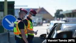 Koronavírus-ellenőrzés a hegyeshalmi határátkelőnél. A veszélyhelyzet ideje alatt az amúgy is rendőrhiánnyal küzdő testület tagjainak még több feladata lett
