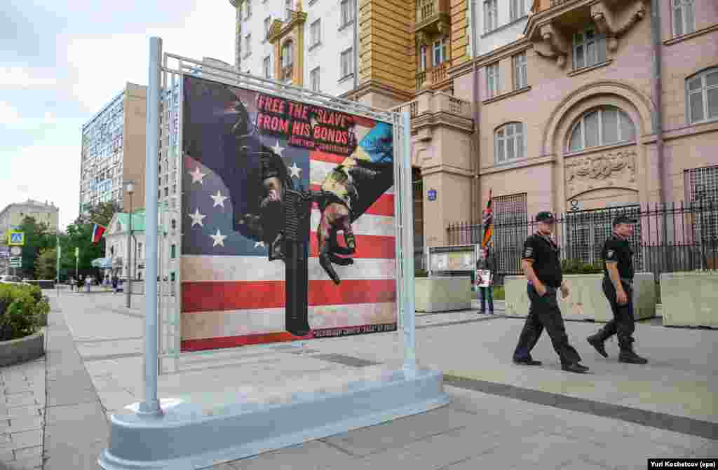 Iunie 2024, Rusia - La rândul ei, Rusia, a trolat ambasadele occidentale. Această imagine arată un afiș în fața Ambasadei SUA din Moscova.