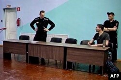 Navaljni (lijevo) tokom sudskog saslušanja, 4. avgust 2023.