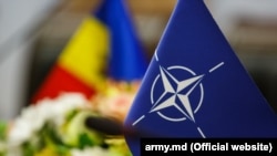 Drapelele Republicii Moldova și Alianței Nord-Atlantice.