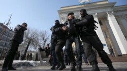 Задержания у офиса партии «Нур Отан» в Алматы в день проведения партийного съезда в Астане. 27 февраля 2019 года.
