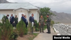 Глава ГКНБ Кыргызстана Камчыбек Ташиев и председатель ГКНБ Таджикистана Саймумин Ятимов. Фото взято из социальных сетей.