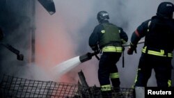 Vatrogasci na mjestu ruskog raketnog udara u Dnjepropetrovskoj oblasti, Ukrajina, 25. decembra 2024.