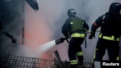 Pompierii ucraineni sting un incendiu la Dnipropetrovsk, după atacul rusesc din 25 decembrie 2024.