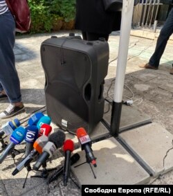 Микрофоните на медиите