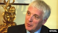 Jamie Shea, ish-zëvendës i ndihmësit të sekretarit të përgjithshëm të NATO-s.