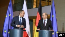 Premierul polonez Donald Tusk și cancelarul german Olaf Scholz au discutat despre apărarea comună, în fața amenințărilor Rusiei, la Berlin, Germania, pe 12 februarie 2024.