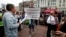 Участник акции в Петербурге выражает солидарность с протестующими в Хабаровске и Беларуси. Август 2020 года