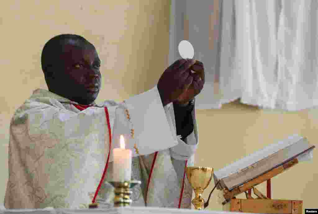 Një prift katolik drejton meshën në një shërbesë kishtare pas vdekjes së Papa Françeskut në Marondera, në lindje të kryeqytetit Harare, Zimbabve.